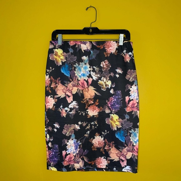 BLACK FLORAL SKIRT - Picture 1 of 4